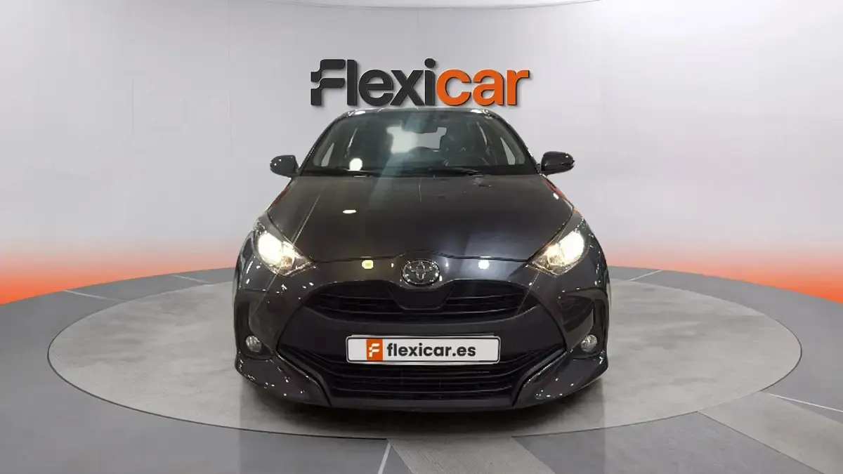 Usado Toyota Yaris Hybrid Active 116 CV (85 kW) 2025 Gris Berlina