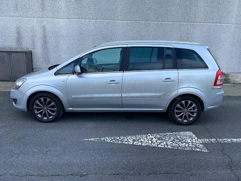 Usado Opel Zafira 110 HP (80 kW) 2010 Cinzento Monovolume