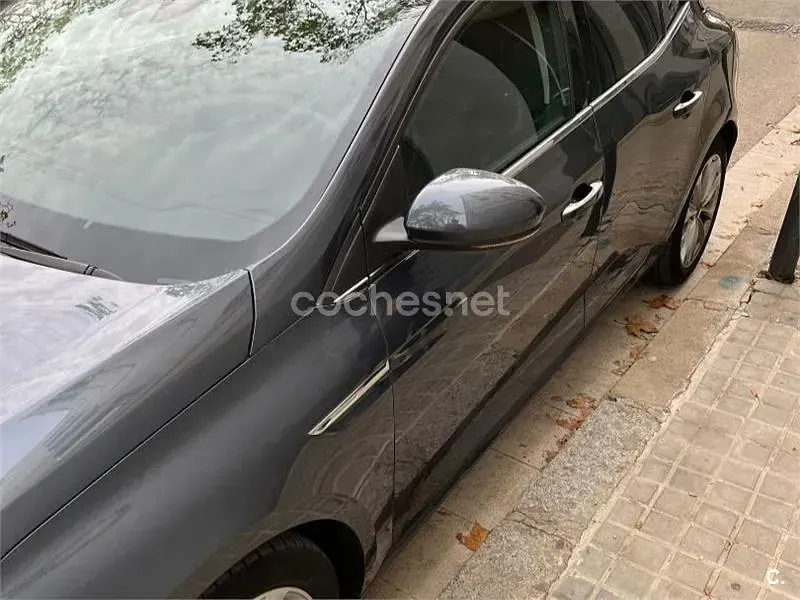 Usado Renault Mégane Zen 140 CV (102 kW) 2019 Gris / plata Berlina