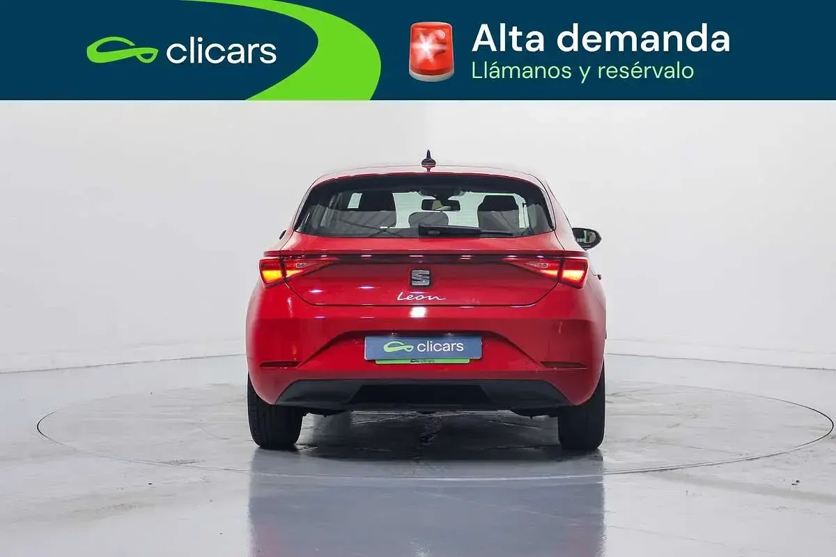 Usado Seat Leon Reference 110 CV (80 kW) 2021 Rojo Utilitario