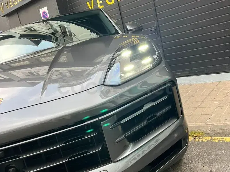 Usado Porsche Cayenne 470 CV (345 kW) 2024 Gris / plata SUV