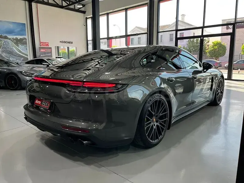Usado Porsche Panamera 4 Platinum Edition 462 CV (339 kW) 2023 Gris / plata Berlina