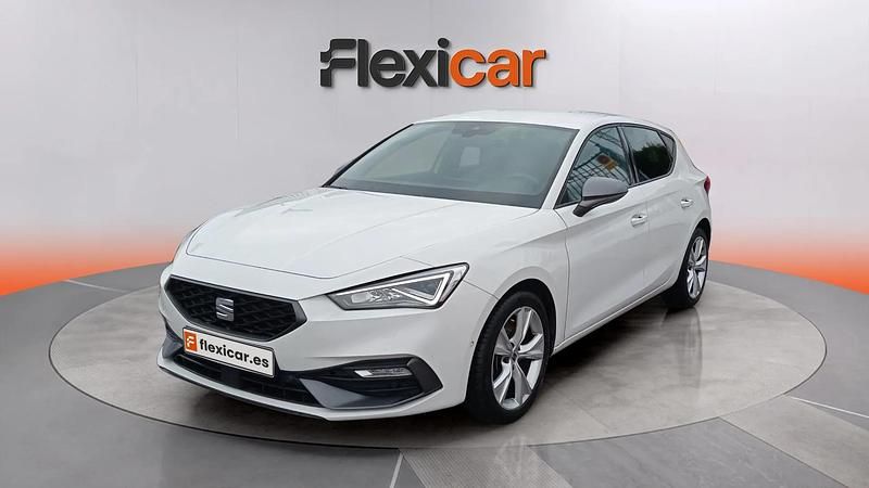 Usado Seat Leon FR 150 CV (110 kW) 2022 Blanco Familiar