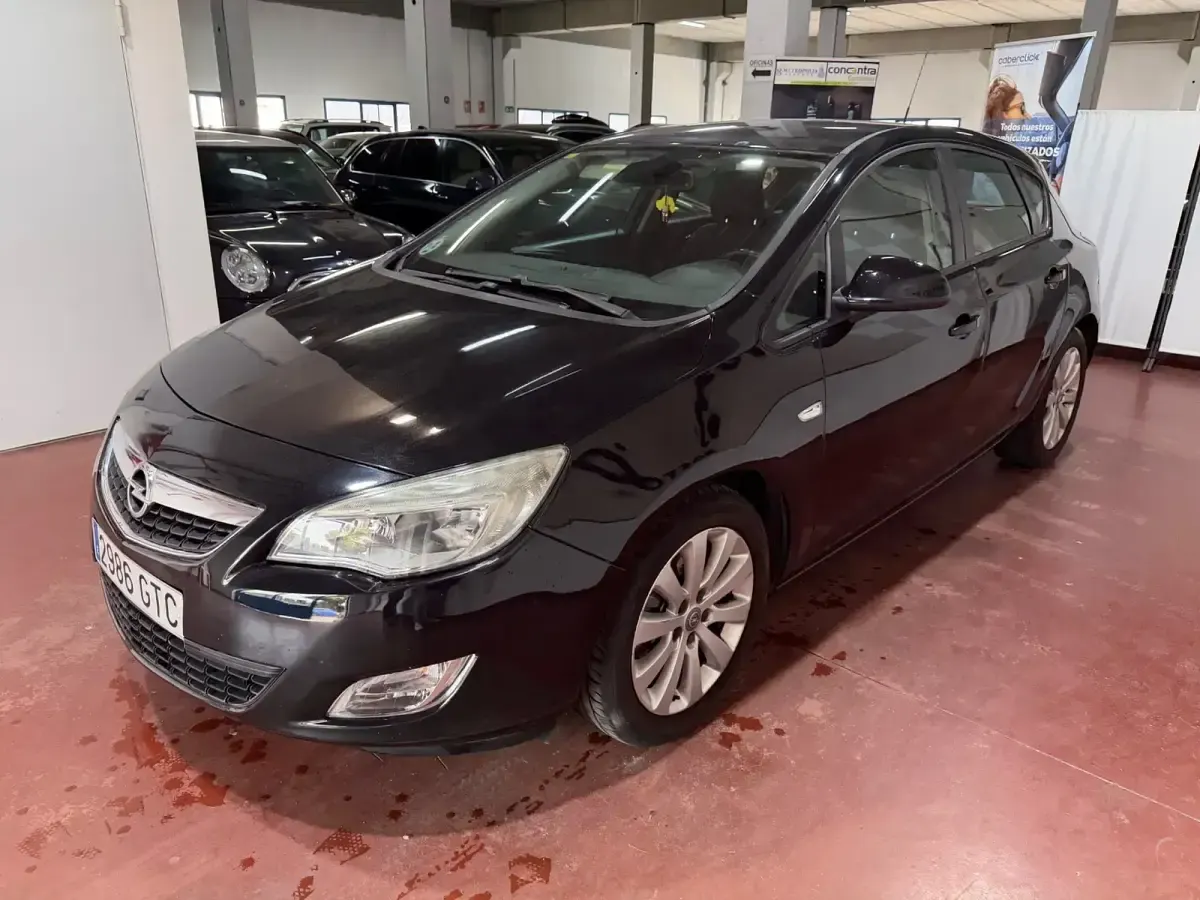 Używany Opel Astra Enjoy 110 KM (80 kW) 2010 Czarny Sedan/Limuzyna