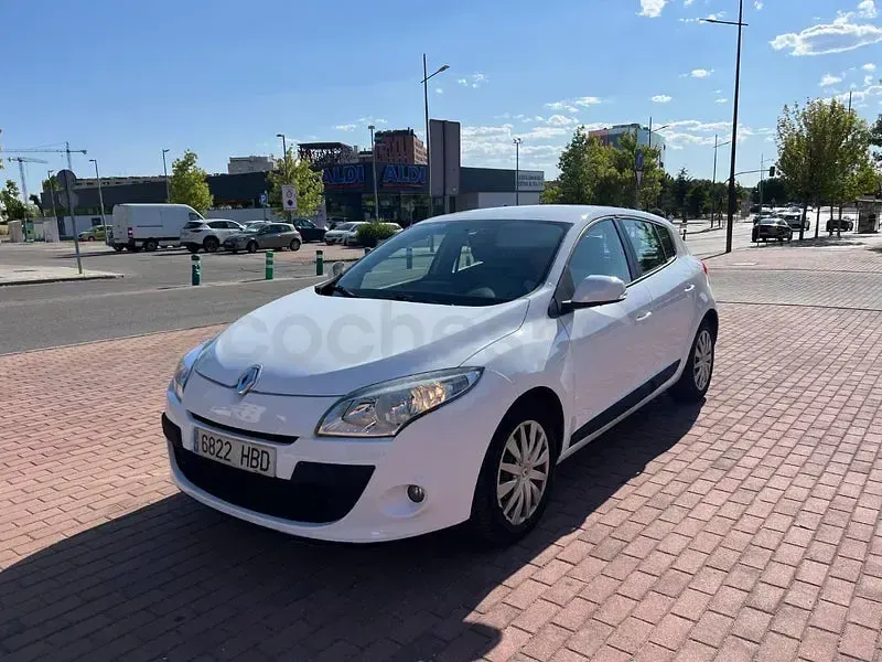 Usado Renault Mégane Dynamique 110 CV (80 kW) 2012 Blanco Berlina