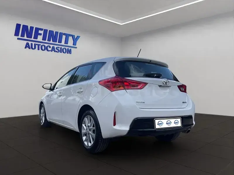Usado Toyota Auris Active 124 CV (91 kW) 2015 Blanco Berlina