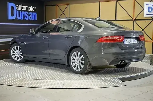 Usado Jaguar XE Pure 182 CV (133 kW) 2016 Gris Berlina