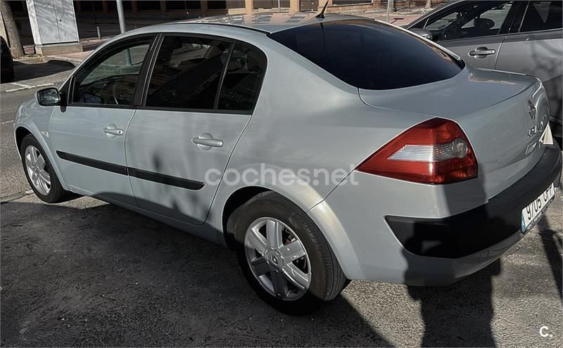 Gris / plata Usado 2003 Renault Mégane II Dynamique Berlina | 1999 € (Precio justo) - Imagen 1/1