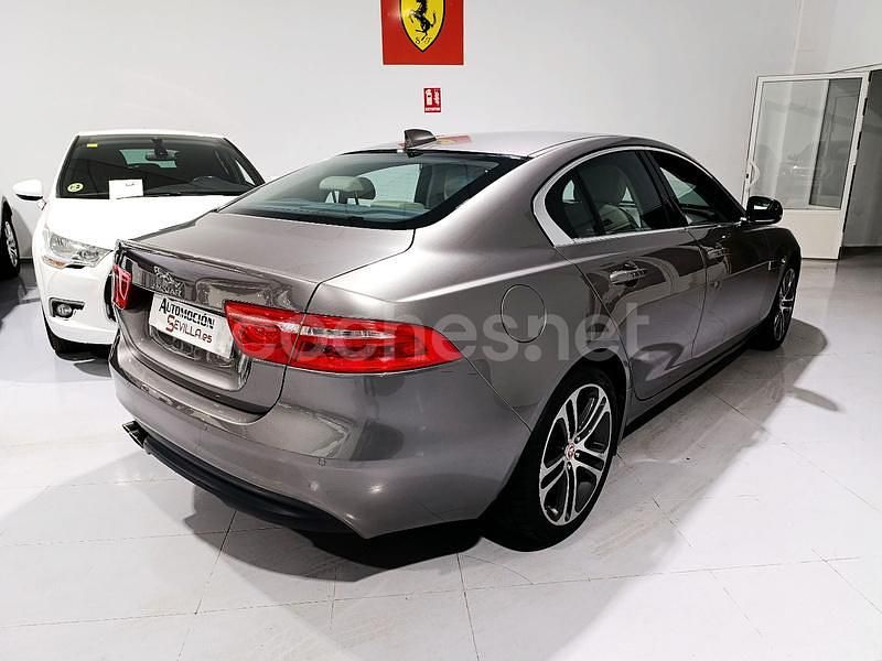 Usado Jaguar XE Prestige 240 CV (176 kW) 2018 Gris / plata Berlina
