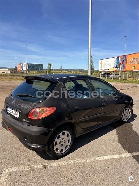 Usado Peugeot 206 70 CV (51 kW) 2004 Negro Berlina