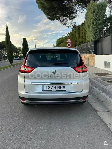 Usado Renault Grand Scénic IV Zen 140 CV (102 kW) 2023 Gris / plata Monovolumen
