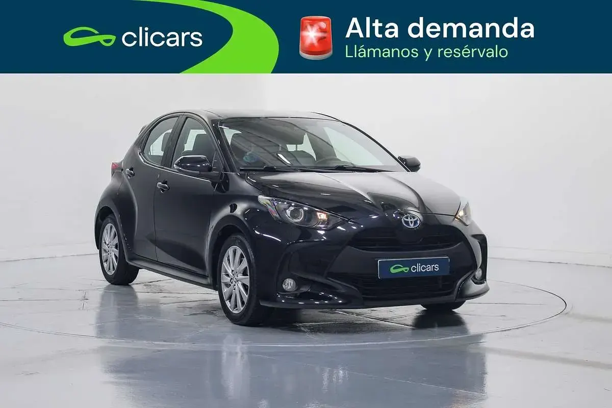 Usado Toyota Yaris Hybrid Active 75 CV (55 kW) 2022 Negro Berlina