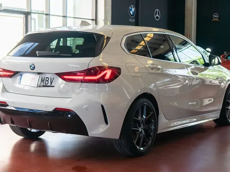 Usado BMW 116 Sport Line 116 CV (85 kW) 2022 Blanco Utilitario