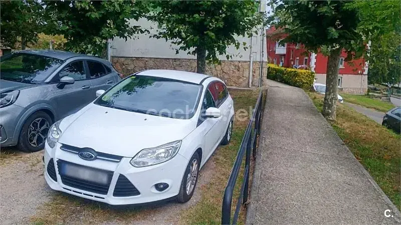 Usado Ford Focus Trend 115 CV (84 kW) 2011 Blanco Berlina