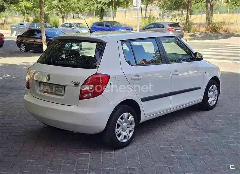 Usado Skoda Fabia 60 CV (44 kW) 2010 Blanco Berlina