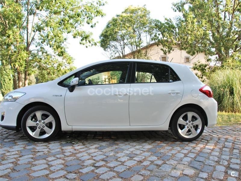 Usado Toyota Auris Hybrid Active 135 CV (99 kW) 2011 Blanco Berlina