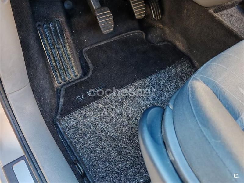 Usado Renault Scénic II Dynamique 120 CV (88 kW) 2005 Gris / plata Monovolumen