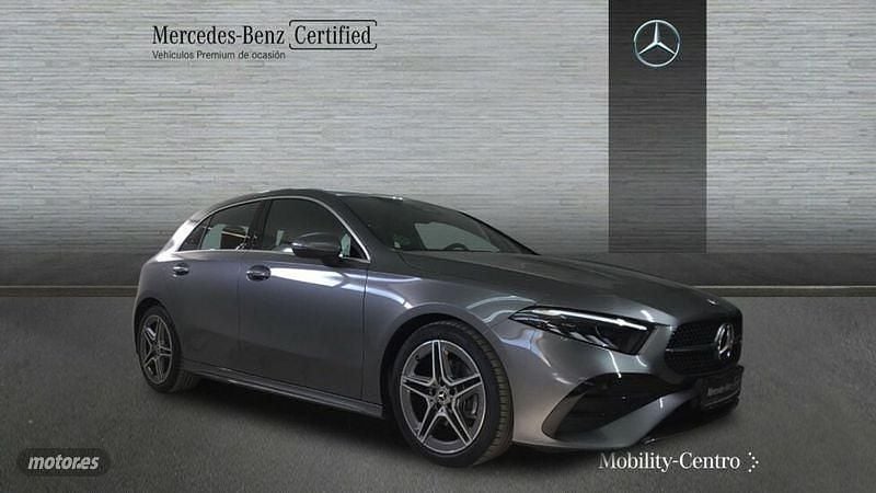 Usado Mercedes A180 AMG line 116 CV (85 kW) 2024 Gris montaña Berlina