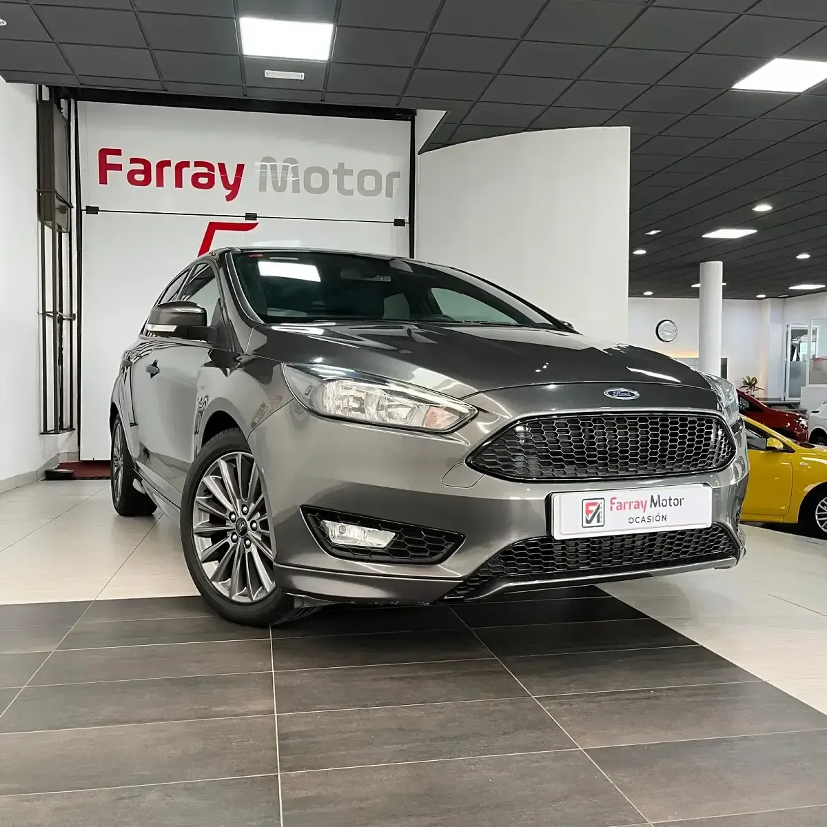 Usado Ford Focus ST-Line 125 CV (91 kW) 2017 Gris / plata Berlina