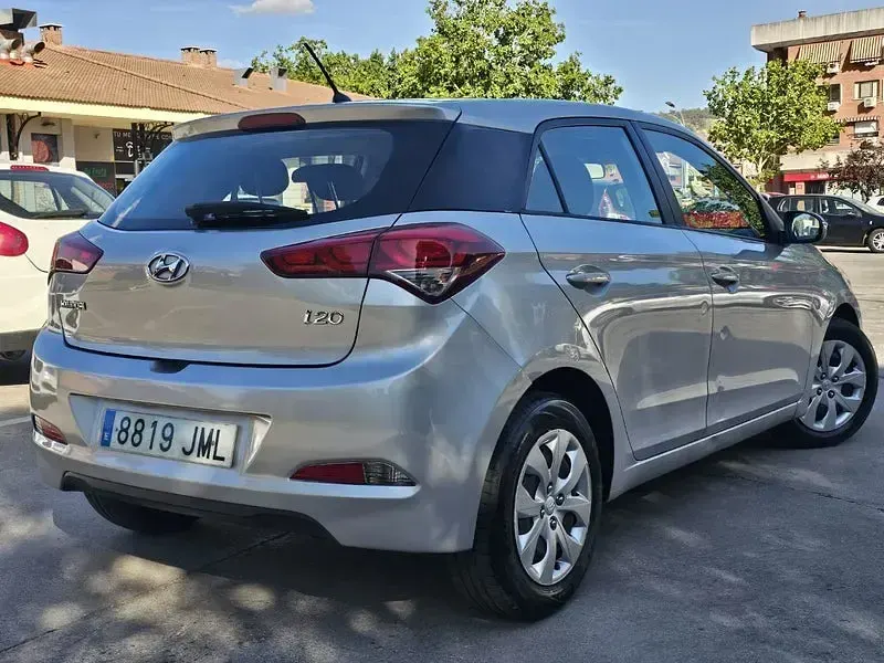 Usado Hyundai i20 Style 90 CV (66 kW) 2016 Gris / plata Berlina