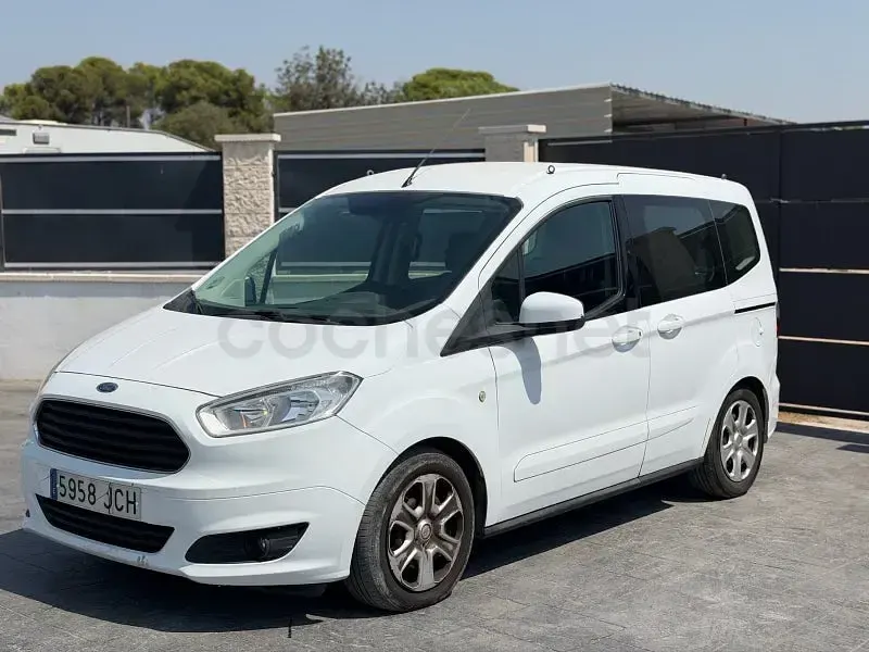 Usado Ford Tourneo Courier Trend 75 CV (55 kW) 2015 Blanco Monovolumen