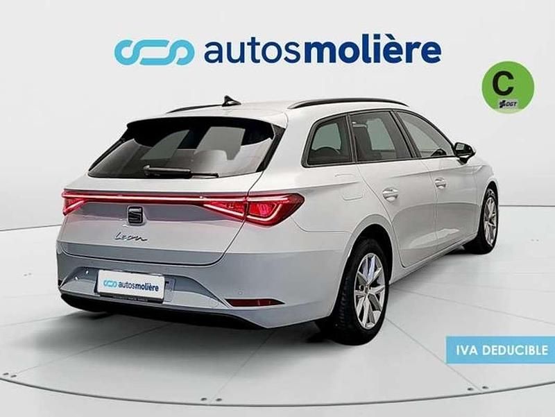 Usado Seat Leon Style 150 CV (110 kW) 2021 Blanco Familiar