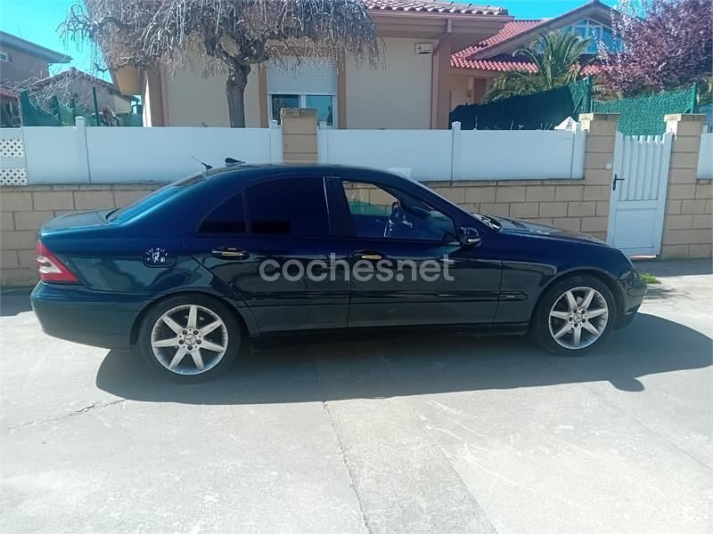 Usado Mercedes C220 Elegance 143 CV (105 kW) 2004 Azul Familiar