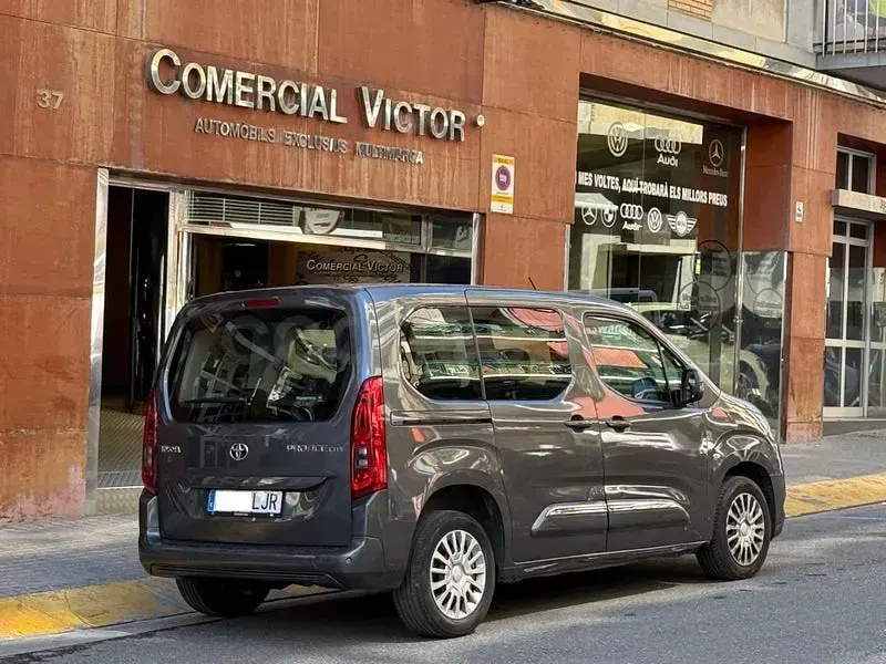 Usado Toyota Proace Verso Active 131 CV (96 kW) 2020 Gris / plata Familiar