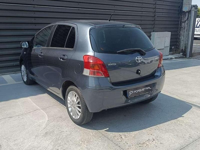 Usado Toyota Yaris Live 90 CV (66 kW) 2009 Gris Utilitario