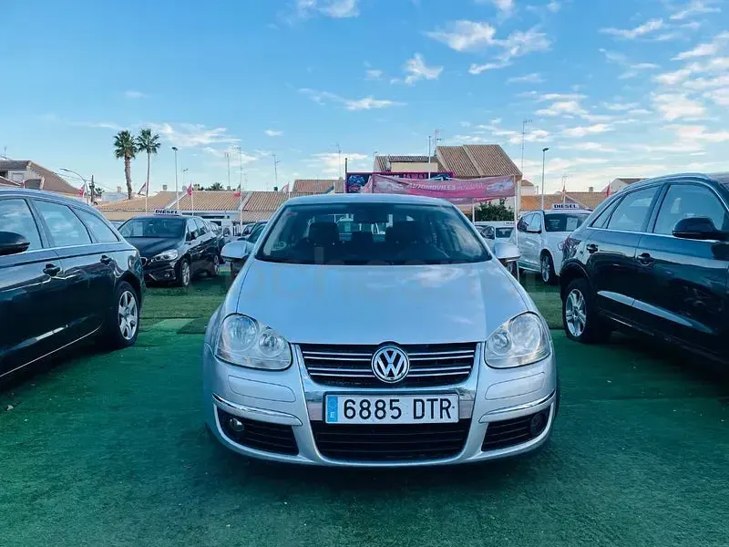 Usado VW Jetta Advance 105 CV (77 kW) 2005 Gris / plata Berlina
