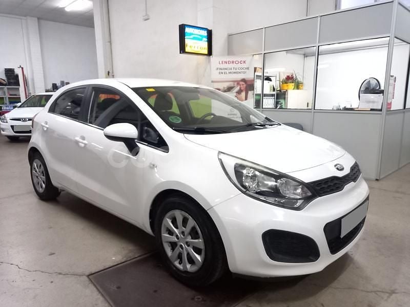 Blanco Usado 2015 Kia Rio Berlina | 7500 € (Precio justo) - Imagen 1/4