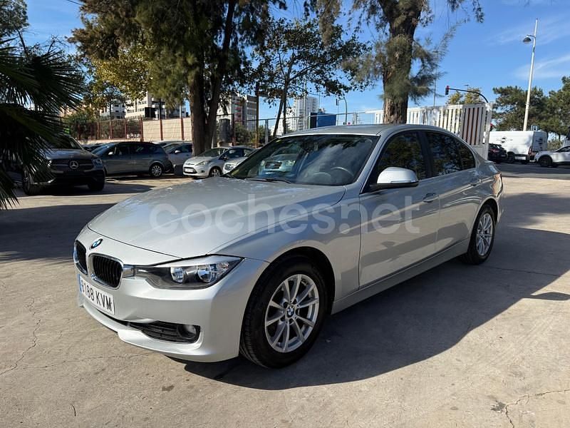Gris / plata Usado 2014 BMW 318 Comfort Edition Berlina | 11.990 € (Buen precio) - Imagen 1/4