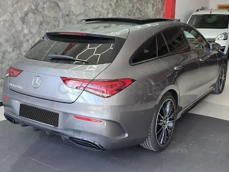 Usado Mercedes CLA220 Shooting Brake 190 CV (139 kW) 2021 Gris / plata Familiar