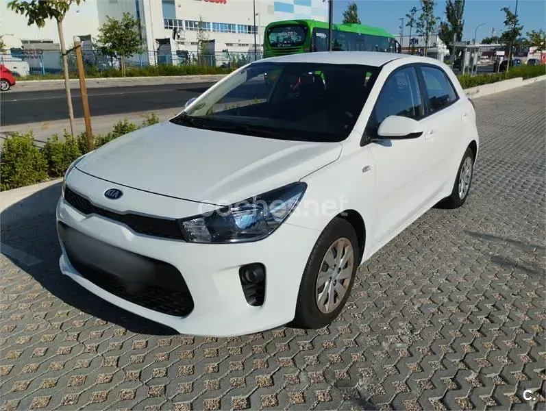 Usado Kia Rio 84 CV (61 kW) 2018 Blanco Berlina