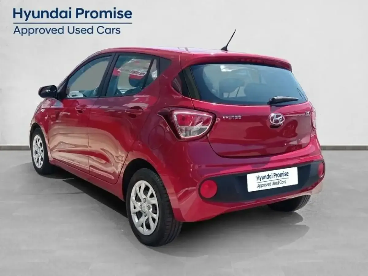 Usado Hyundai i10 65 CV (47 kW) 2018 Granate Utilitario