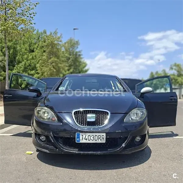 Usado Seat Leon Sport 102 CV (75 kW) 2005 Negro Utilitario