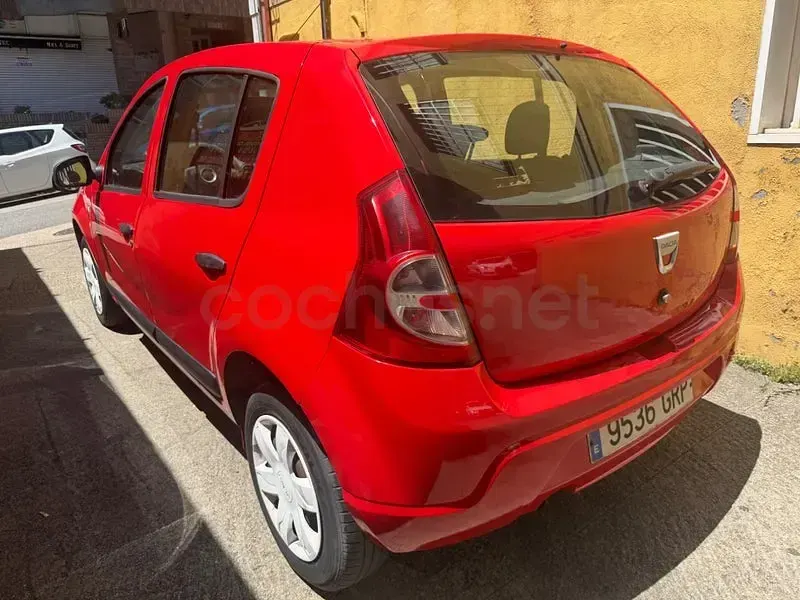 Usado Dacia Sandero Ambiance 75 CV (55 kW) 2008 Rojo Utilitario