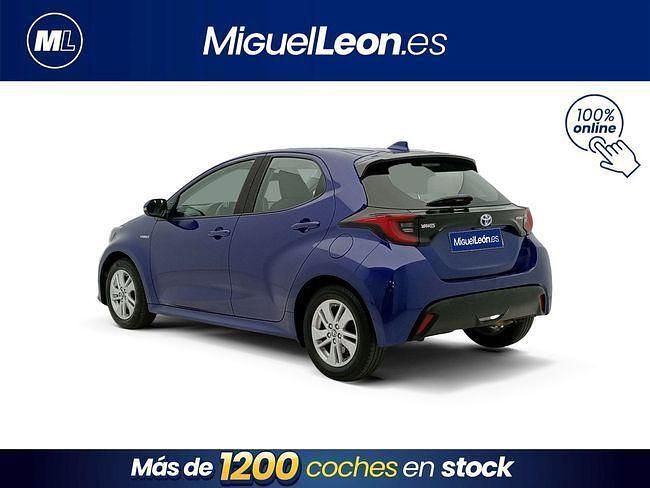 Usado Toyota Yaris Hybrid Active 116 CV (85 kW) 2022 Azul Berlina