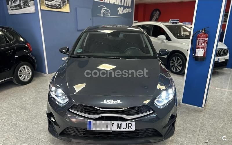 Usado Kia Ceed 100 CV (73 kW) 2023 Negro Utilitario