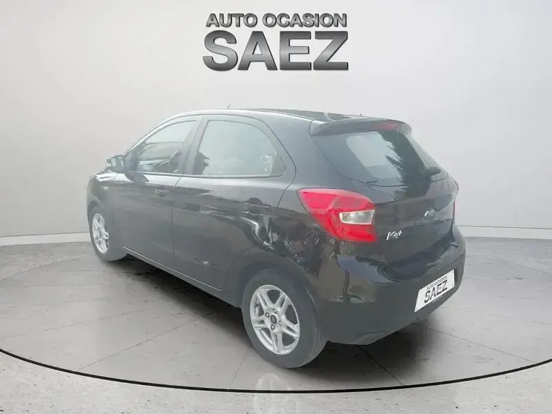 Usado Ford Ka Plus Ultimate 85 CV (62 kW) 2018 Negro Utilitario