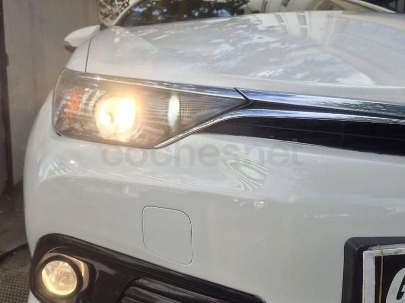 Usado Toyota Auris Active 112 CV (82 kW) 2015 Blanco Familiar
