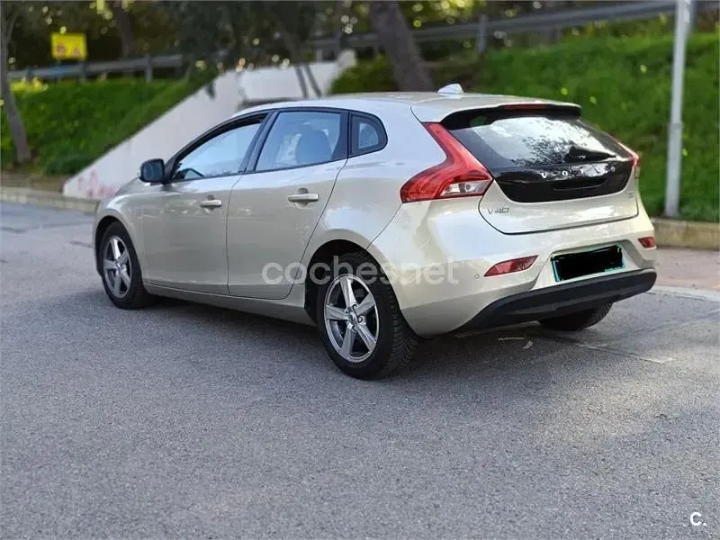 Usado Volvo V40 Momentum 120 CV (88 kW) 2016 Beige Berlina
