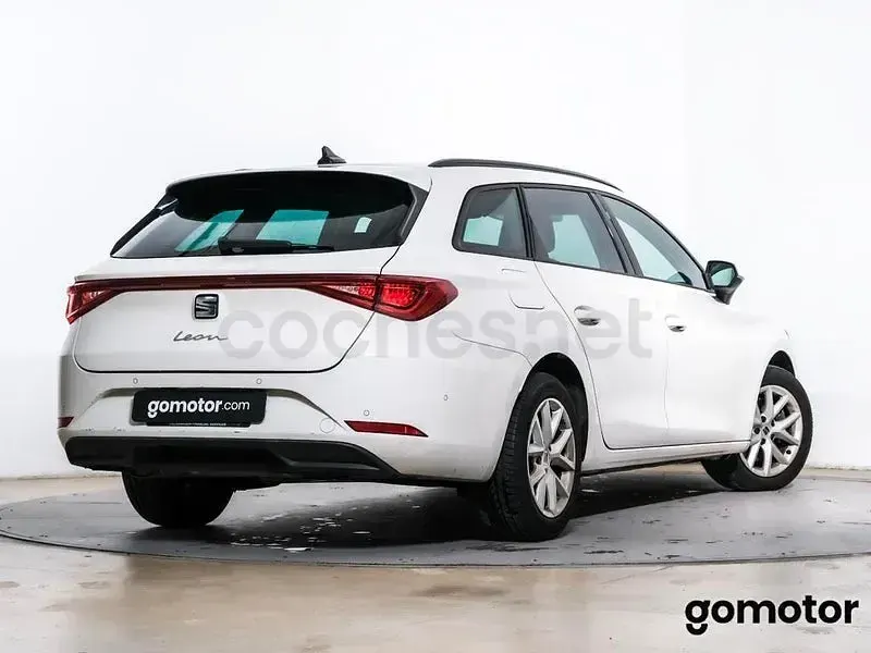 Usado Seat Leon Style 115 CV (84 kW) 2022 Blanco Familiar