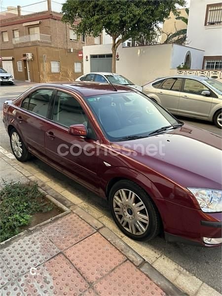 Usado Ford Mondeo Sport 145 CV (106 kW) 2004 Granate Berlina