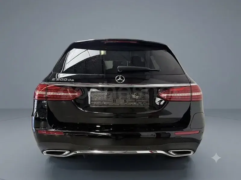 Usado Mercedes E300 306 CV (225 kW) 2022 Negro Familiar