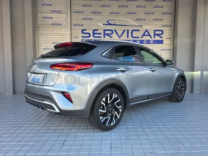 Usado Kia XCeed 100 CV (73 kW) 2025 Gris / plata SUV