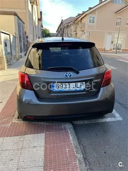 Usado Toyota Yaris Hybrid 100 CV (73 kW) 2016 Beige Berlina