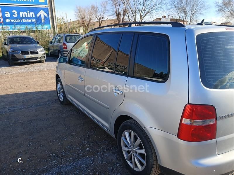 Usado VW Touran Advance 140 CV (102 kW) 2006 Gris / plata Monovolumen