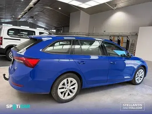 Usado Skoda Octavia Ambition 204 CV (150 kW) 2022 Azul Familiar
