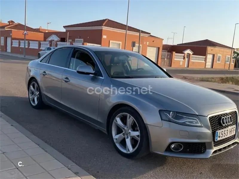 Usado Audi A4 136 CV (100 kW) 2011 Gris / plata Berlina